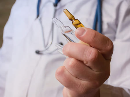 Врач предлагает ампулы от похмелья